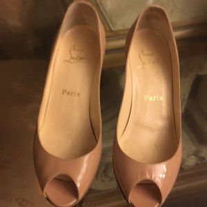 Open toe nude pumps
